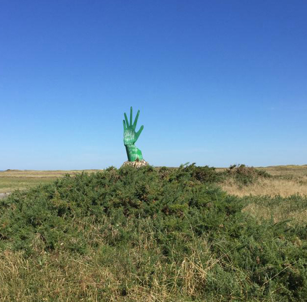 la main verte erdeven 56410 photo de la sculpture sur les dunes du Morbhian
